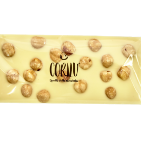 La Tavoletta di Cioccolato Bianco e Nocciole 100g unisce la dolcezza avvolgente del cioccolato bianco alla personalità intensa e fragrante della Nocciola Piemonte IGP, creando un equilibrio ricco.